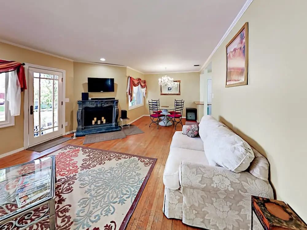 Charming Lake Balboa - 3 Br Home
