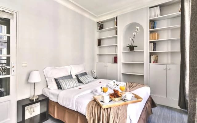 836 - Eiffel Tower View  - Parisian apartment — zdjęcie 3