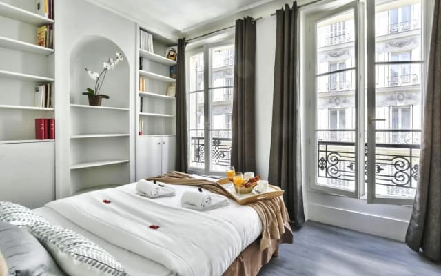 836 - Eiffel Tower View  - Parisian apartment — zdjęcie 4