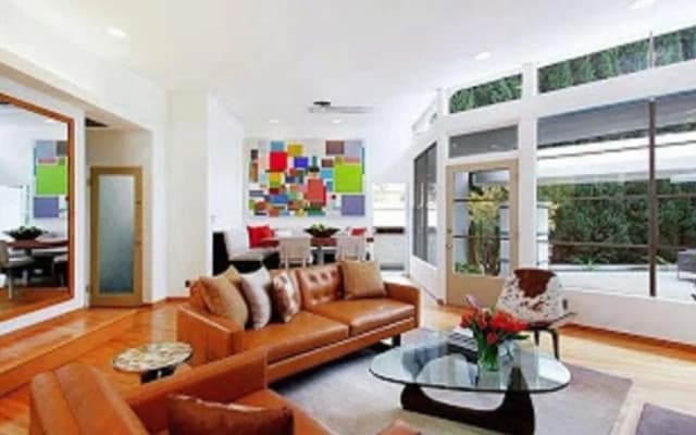 Celebrity Streamline Modern Three-bedroom House — zdjęcie 4