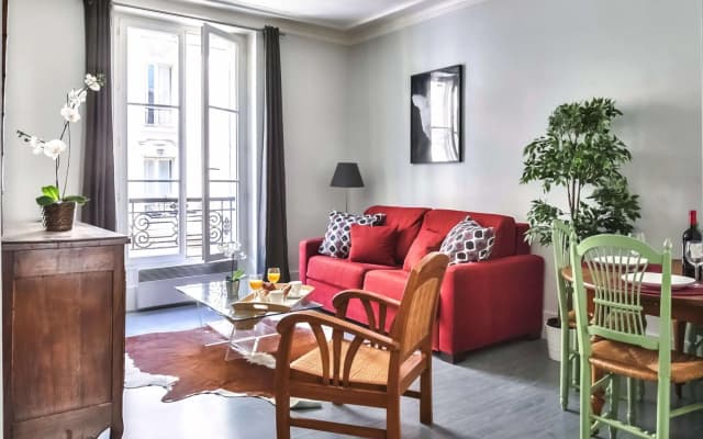 836 - Eiffel Tower View  - Parisian apartment — zdjęcie 2