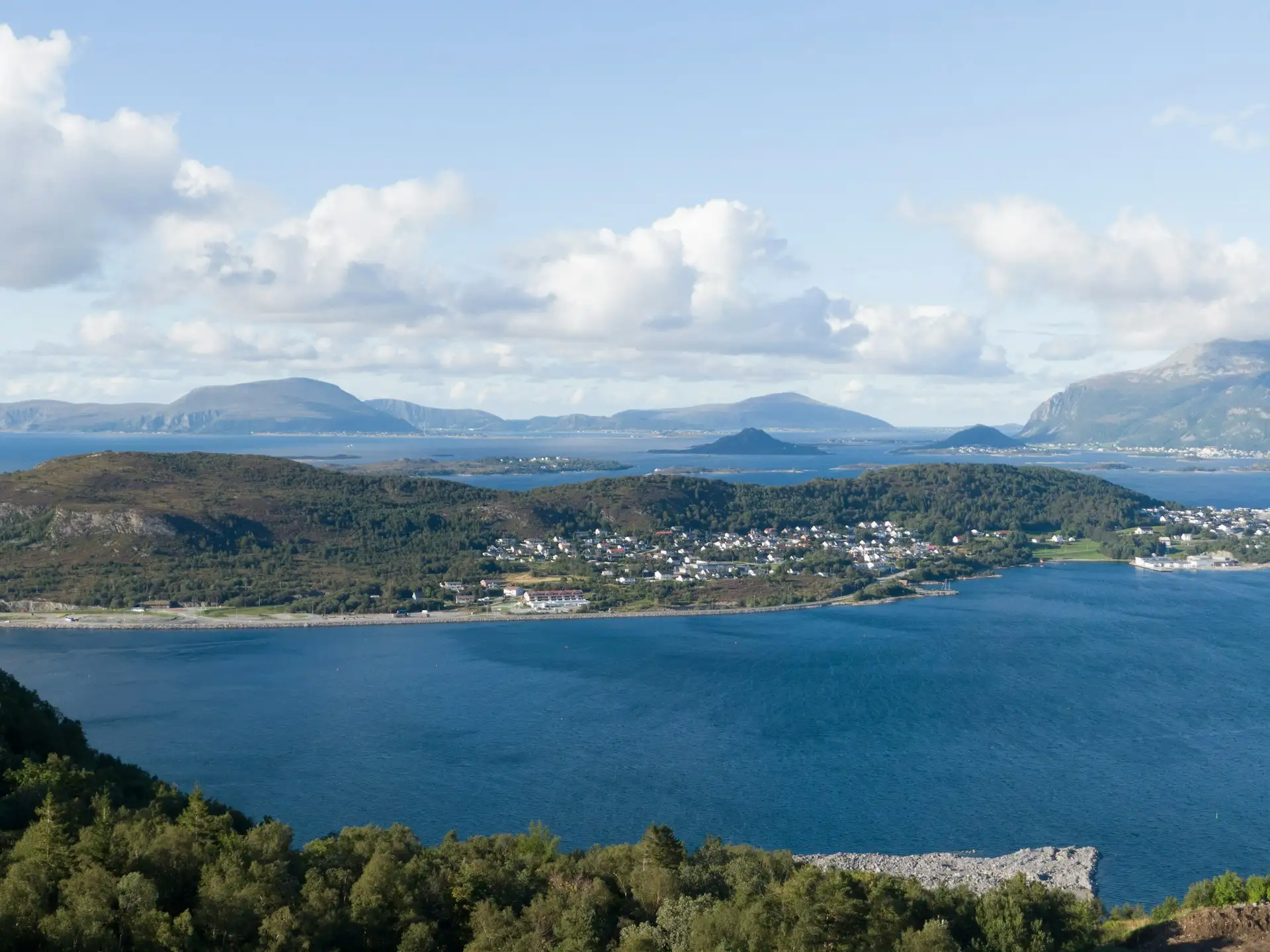 Tanie loty do Ålesund (AES)