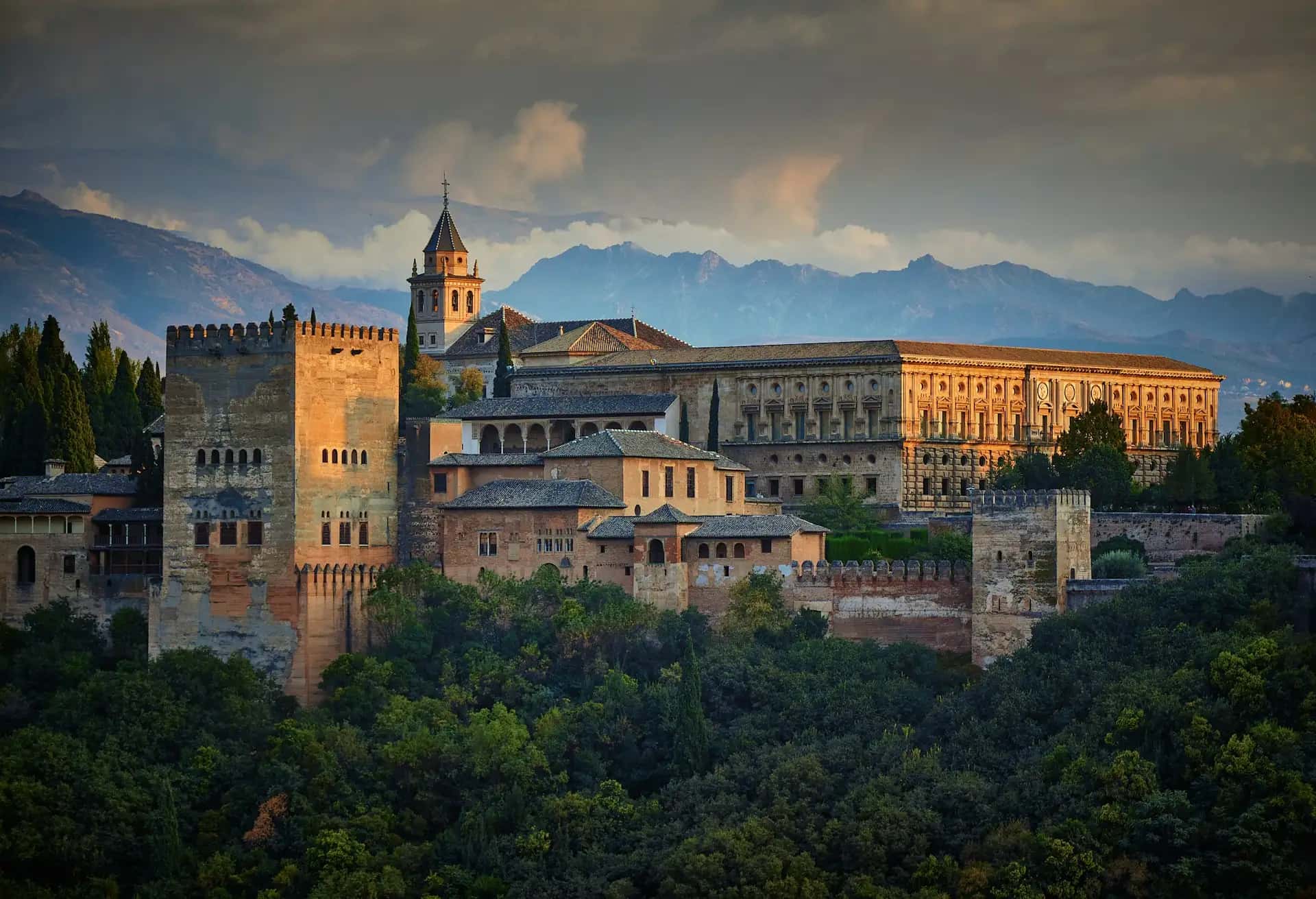 Alhambra (Granada) - popularna atrakcja turystyczna w Hiszpania