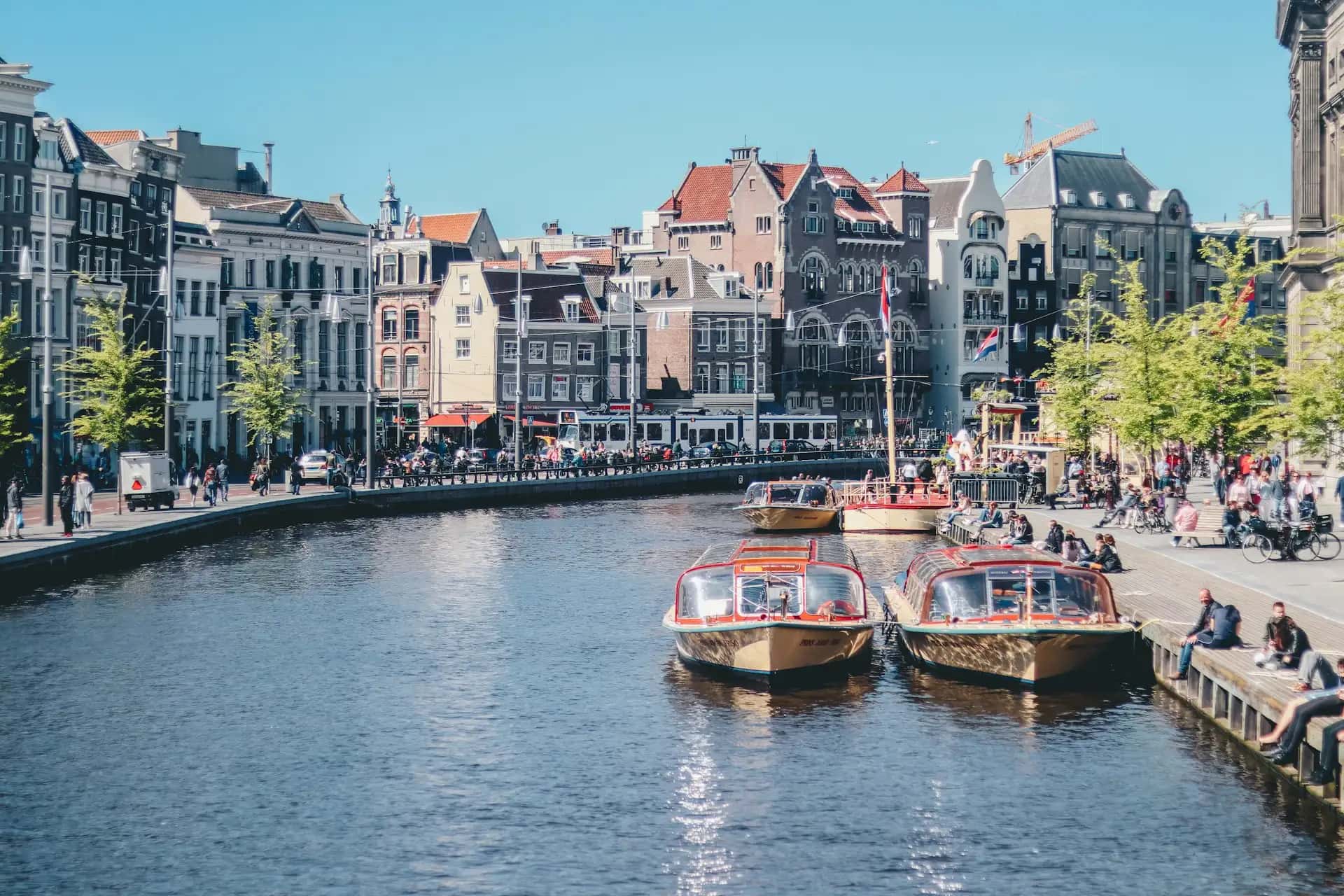 Kanały w Amsterdamie - popularna atrakcja turystyczna w Holandia