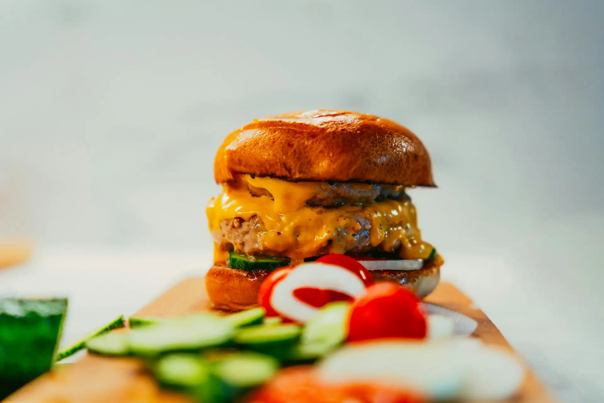 Potrawa Prawdziwy Amerykański Burger - tradycyjna kuchnia Stany Zjednoczone