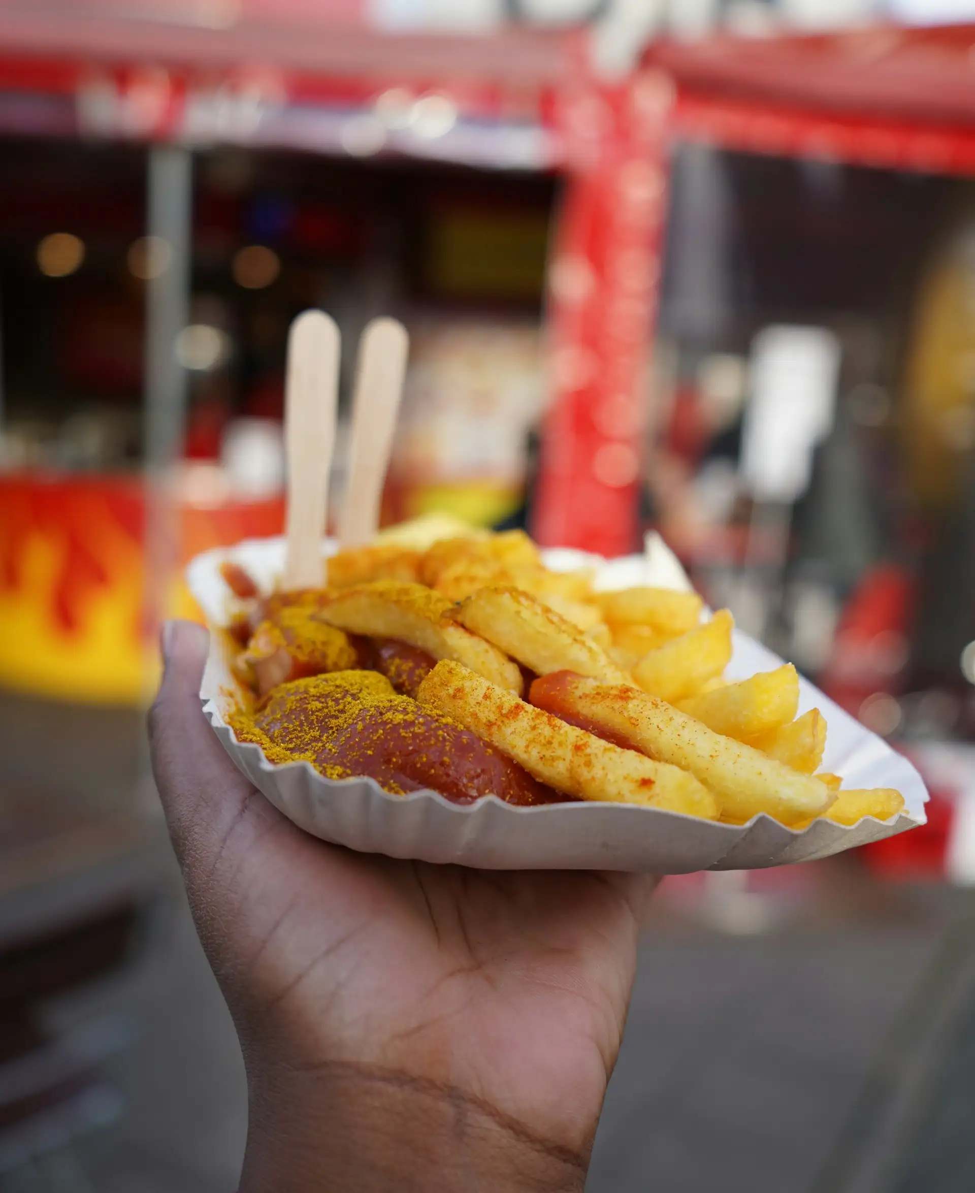 Potrawa Currywurst - tradycyjna kuchnia Niemcy