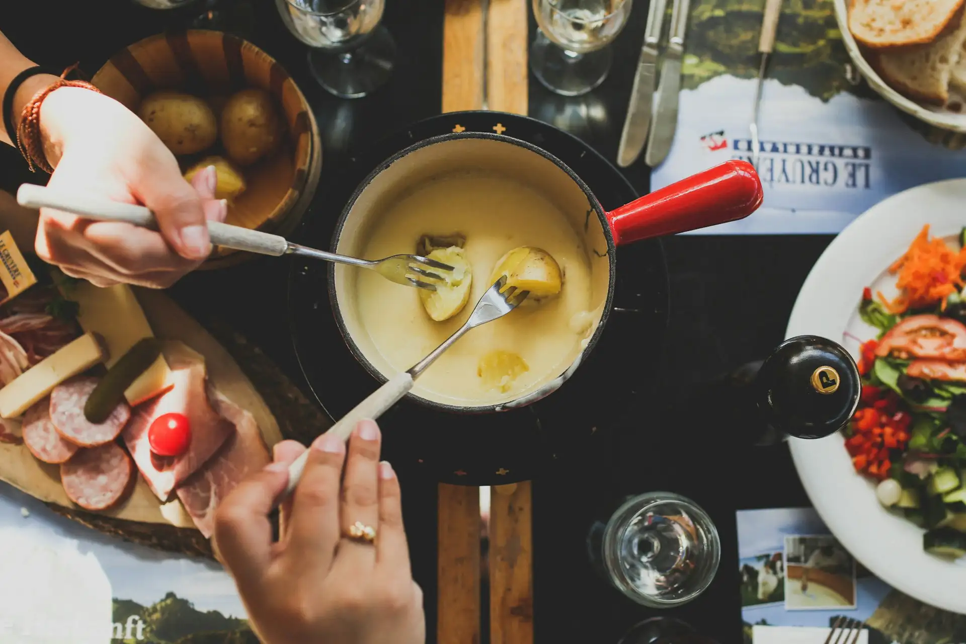 Potrawa Fondue Serowe - tradycyjna kuchnia Szwajcaria