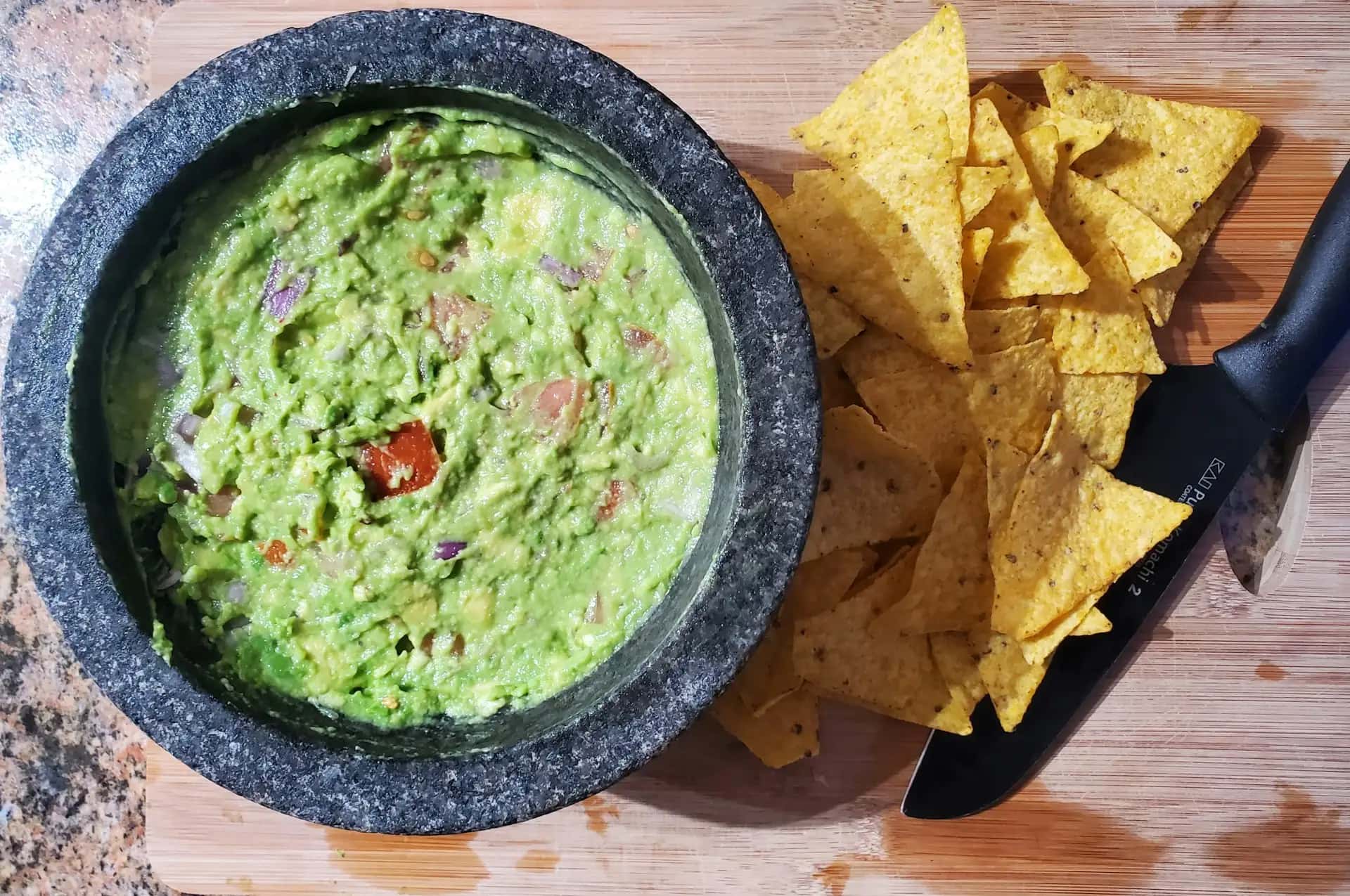 Potrawa Guacamole i Totopos - tradycyjna kuchnia Meksyk
