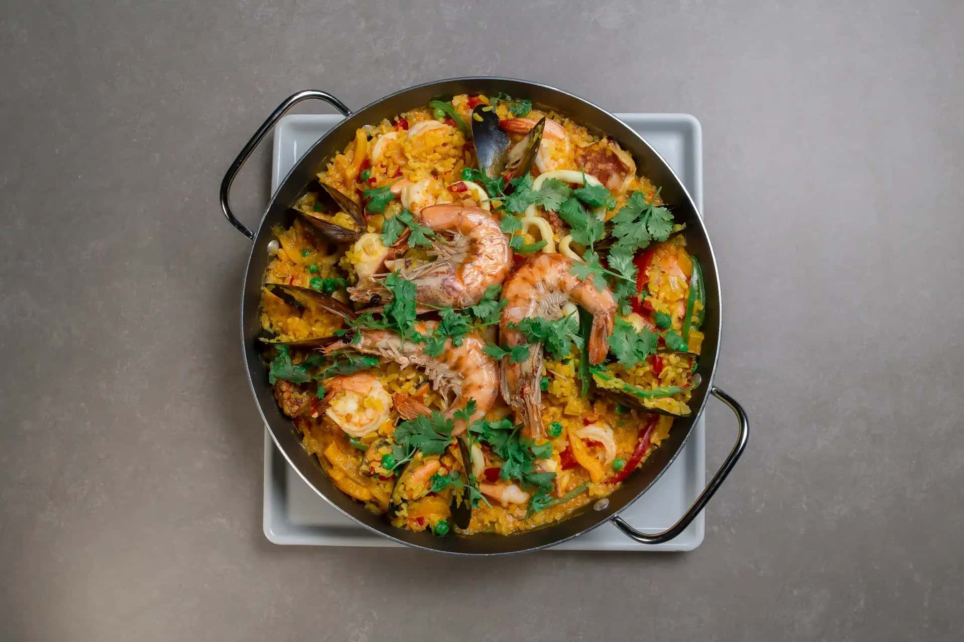 Potrawa Paella Valenciana - tradycyjna kuchnia Hiszpania